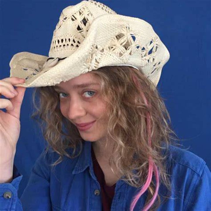 
All About Madeleine Arthur: Age, Height, Boyfriend, Net Worth 